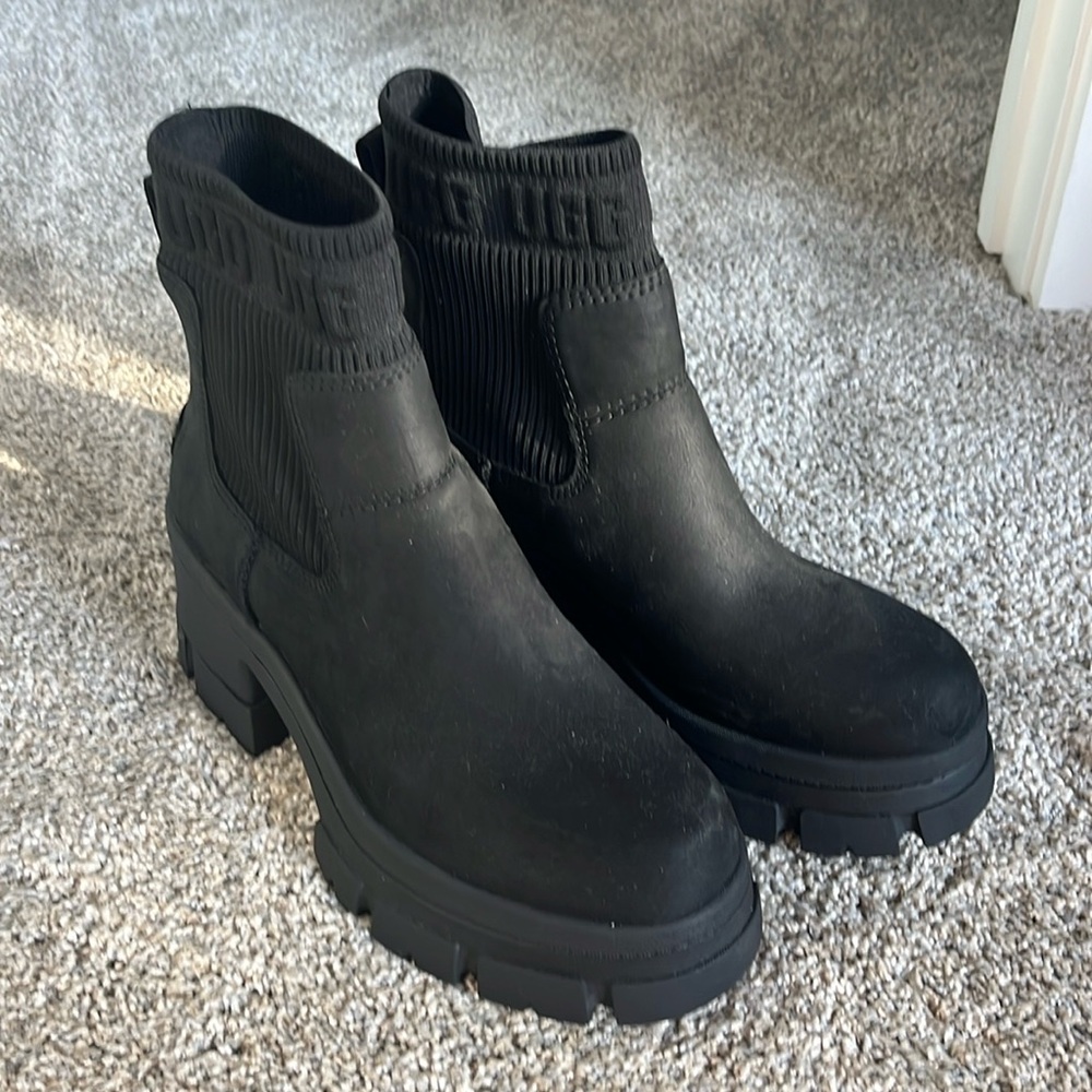 Ugg platform boots never worn size 9